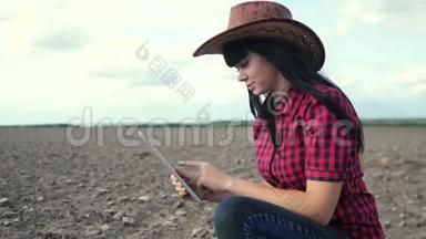 生活方式智能生态收割农业耕作理念。 女农民用数字平板电脑研究地球上的泥土